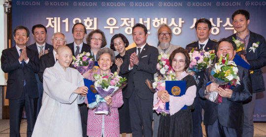25일 코오롱그룹 오운문화재단은 서울 중구 웨스틴조선호텔에서 제18회 우정선행상 시상식에서 이웅열 코오롱그룹 회장(뒷줄 왼쪽부터 일곱번째)과 대상 수상자인 한의사 김명철 씨 등 수상자들이 기념촬영을 하고 있다..  <코오롱그룹 제공>